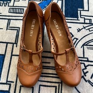 Vintage looking heels.Brown and cute! Great for work, party or date.